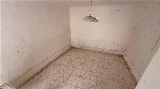 Casa Indipendente Su 3 Livelli Oltre Locale Al Piano Terra e Cantina.